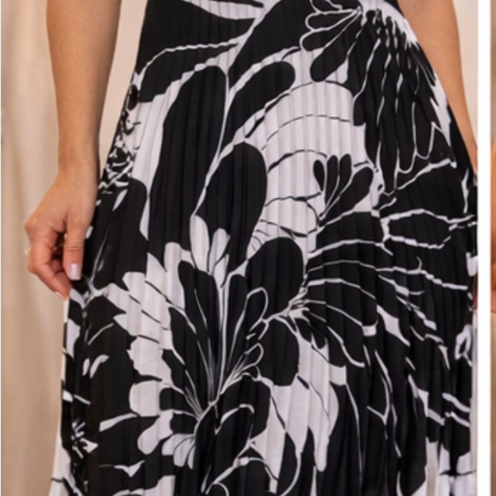Chic Black and White Floral Pleated Dress